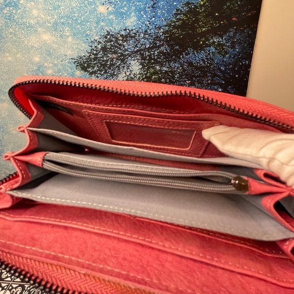 Tory Burch Pink Pebbled Leather Clutch Wallet with Logo Medallion and strap EUC - Picture 5 of 11